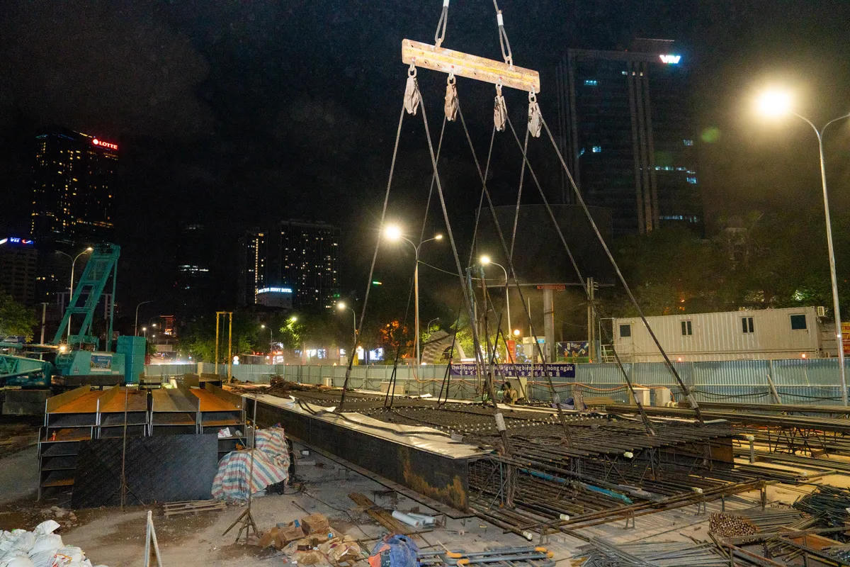 Lồng thép nặng hơn 38,5 tấn được hạ thành công tại Ga S3 thuộc tuyến Metro số 5 Hà Nội.