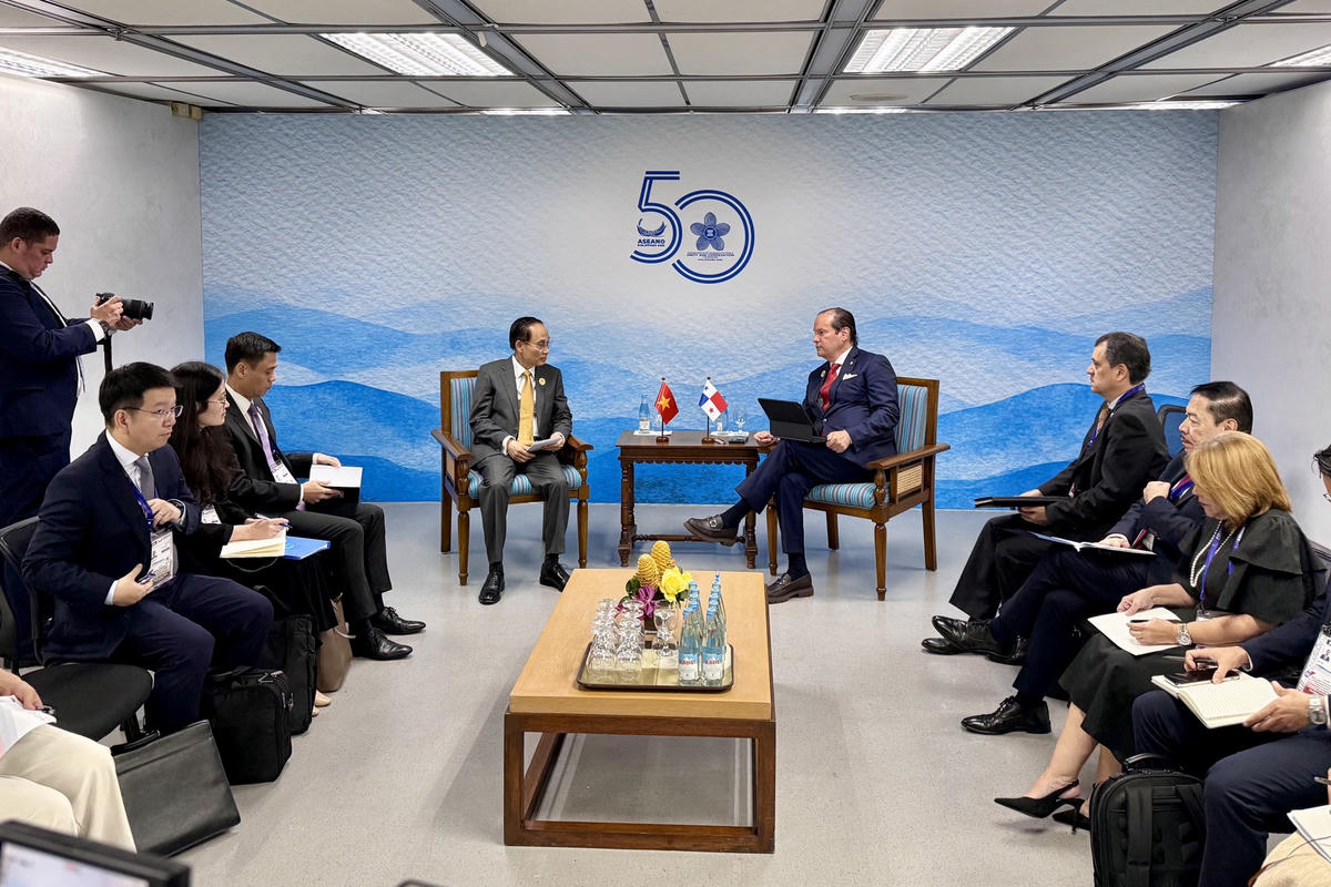 Quang cảnh cuộc gặp giữa Bộ trưởng Ngoại giao Lê Hoài Trung với Bộ trưởng Ngoại giao Panama Javier Eduardo Martínez-Acha Vásquez. Ảnh: Bộ Ngoại giao