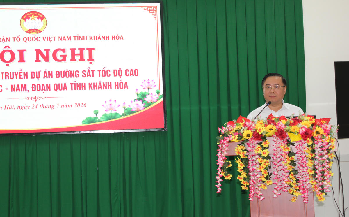 Ông Nguyễn Trung Dũng, Phó Chủ tịch Ủy ban MTTQ Việt Nam tỉnh Khánh Hòa phát biểu tại hội nghị.