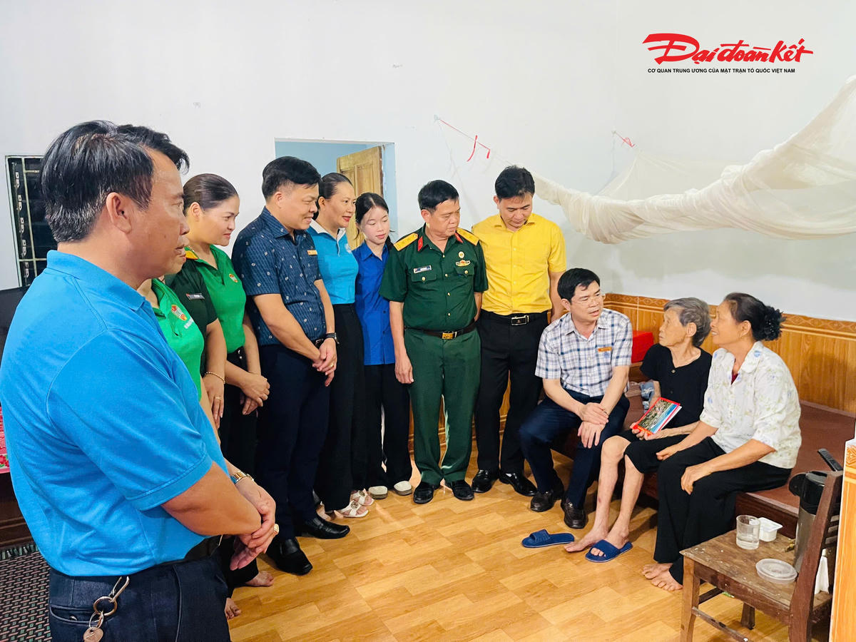 Ông Trình Văn Nhã - Bí thư Đảng ủy và đoàn công tác xã Đại Đồng thăm hỏi, trao quà cho Mẹ nhân kỷ niệm Ngày Thương binh - Liệt sĩ (27/7/1947 – 27/7/2026). Ảnh: TH