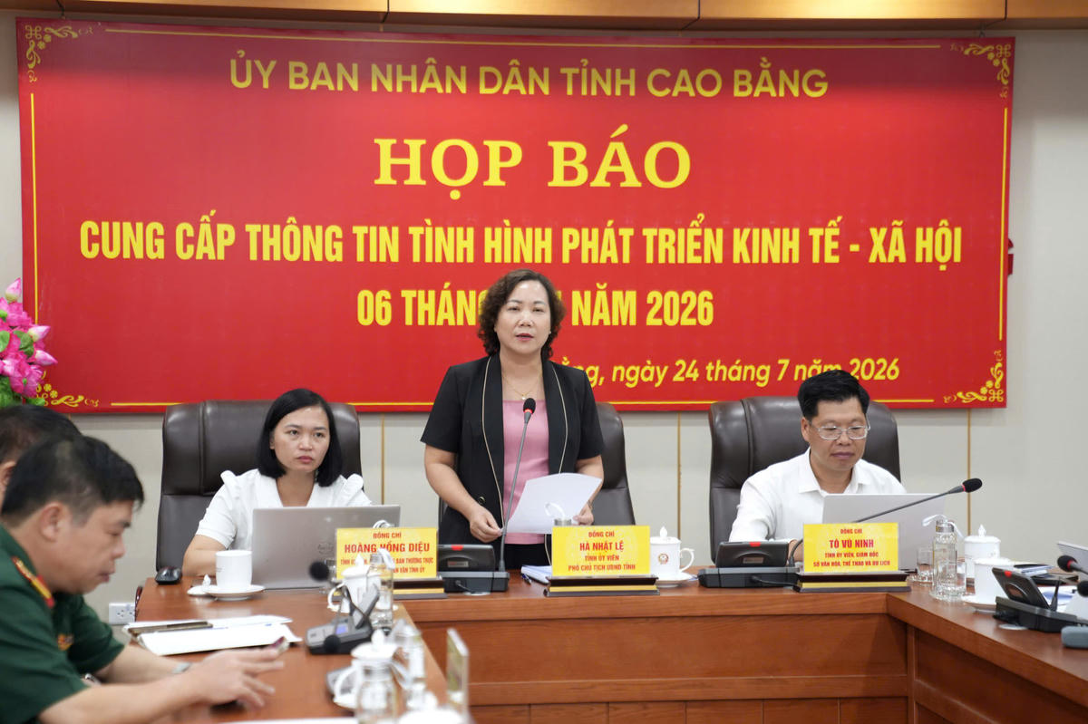 Lãnh đạo tỉnh Cao Bằng trả lời các câu hỏi của báo chí.