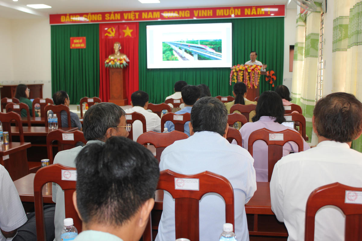 Các đại biểu lắng nghe chia sẻ về Dự án Đường sắt tốc độ cao trên trục Bắc - Nam đoạn qua địa bàn tỉnh.
