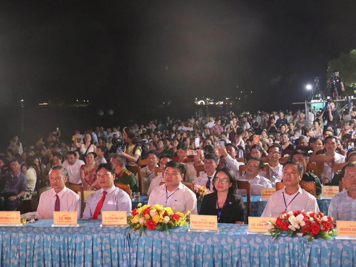 Các đại biểu tham dự lễ hội. Ảnh: NT.
