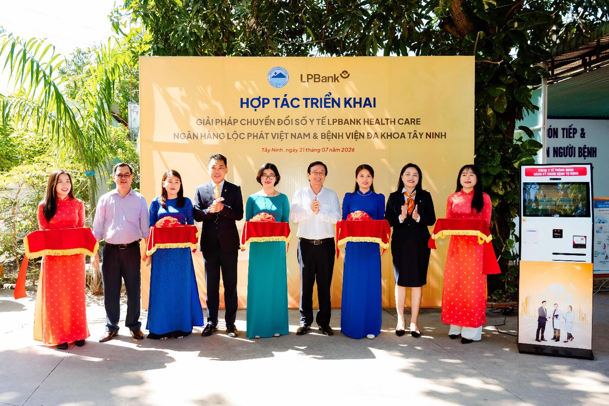 Lãnh đạo Sở Y tế cùng đại diện lãnh đạo Bệnh viện Đa khoa Tây Ninh, LPBank cắt băng khánh thành, chính thức đưa hệ thống Kiosk y tế thông minh vào sử dụng