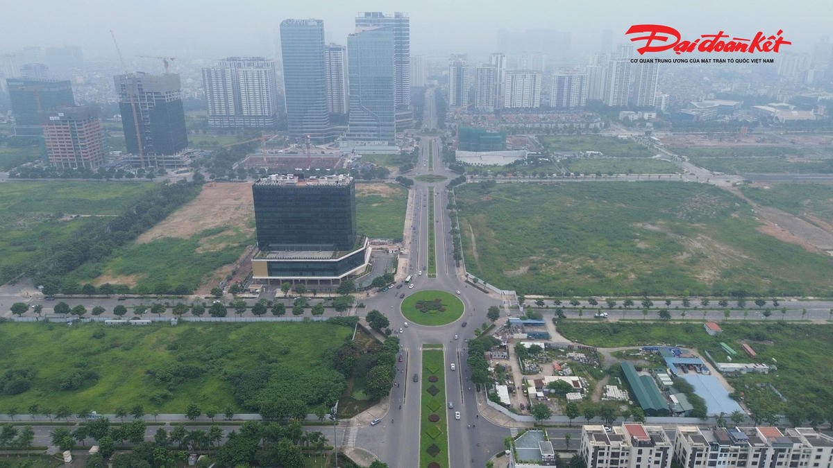 Dự án xây dựng tuyến thoát nước trên đường Xuân Tảo (phường Nghĩa Đô, Hà Nội) hiện đang bước vào giai đoạn hoàn thiện những hạng mục cuối cùng. Sau nhiều tháng thi công, diện mạo tuyến đường đã có nhiều thay đổi với hệ thống mương thoát nước kiên cố, vỉa hè được lát đá đồng bộ và không gian giao thông thông thoáng hơn.