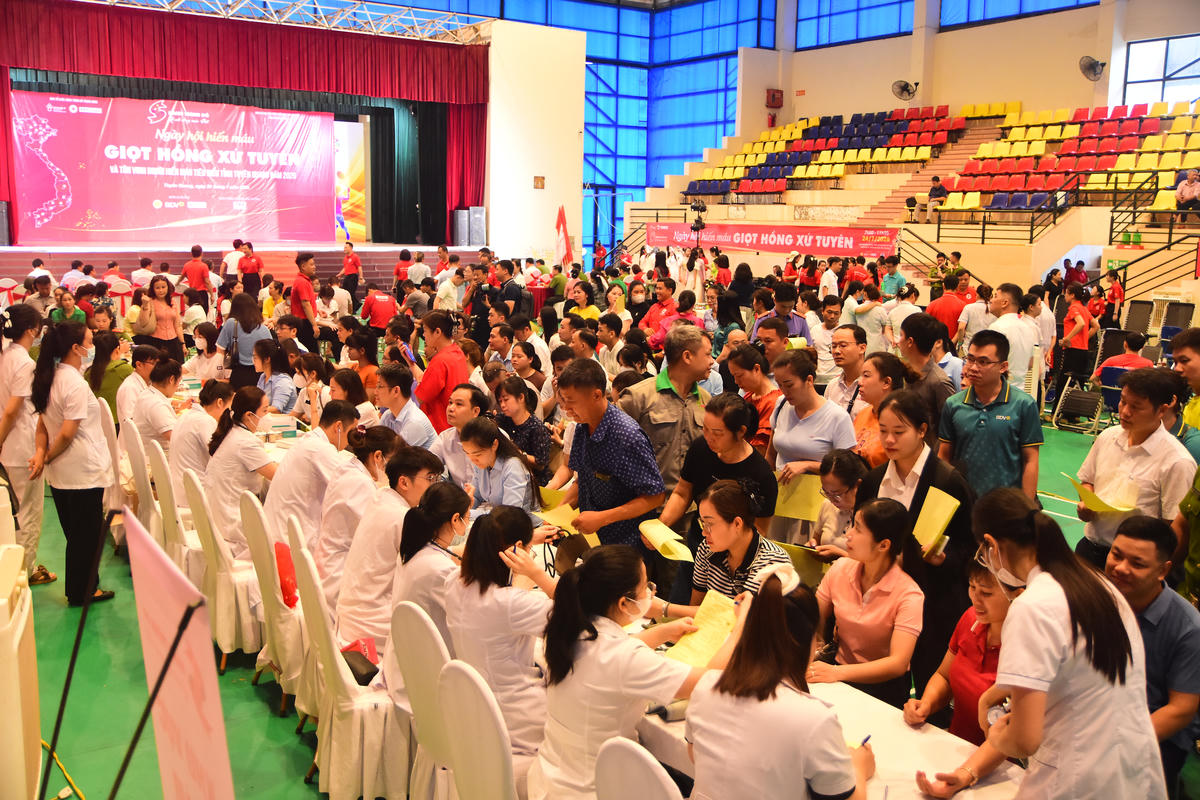 Hàng nghìn tình nguyện viên, cán bộ, người dân nhiệt tình hưởng ứng tham gia hiến máu. Ảnh: Xuân Trường.