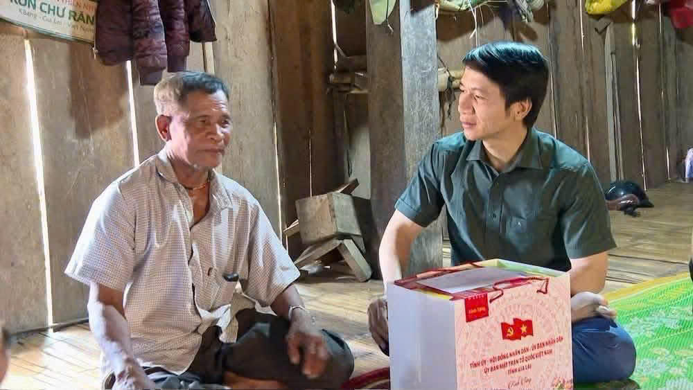 Ông Nguyễn Ngọc Lương, Phó Bí thư Tỉnh ủy, Chủ tịch Ủy ban MTTQ Việt Nam tỉnh Gia Lai thăm hỏi, tặng quà gia đình chính sách. Ảnh: ĐS.