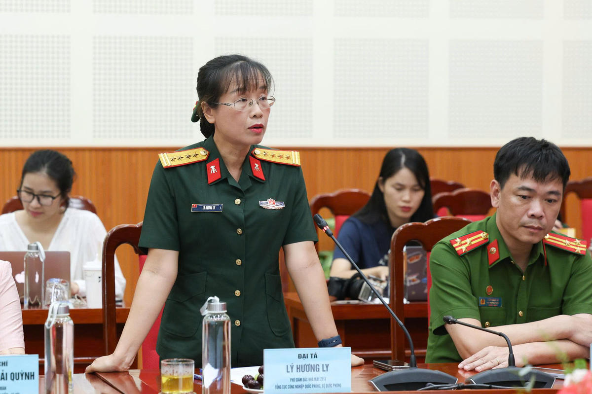 Đại tá Lý Hương Ly, Phó Giám đốc Nhà máy Z111 chia sẻ tại buổi họp báo. Ảnh: PV