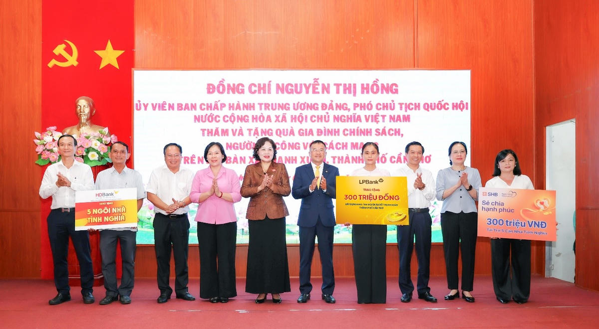 Phó Chủ tịch Quốc hội Nguyễn Thị Hồng cùng đại diện các ngân hàng trong đó có LPBank trao nguồn kinh phí hỗ trợ xây nhà tình nghĩa cho các hộ có hoàn cảnh khó khăn