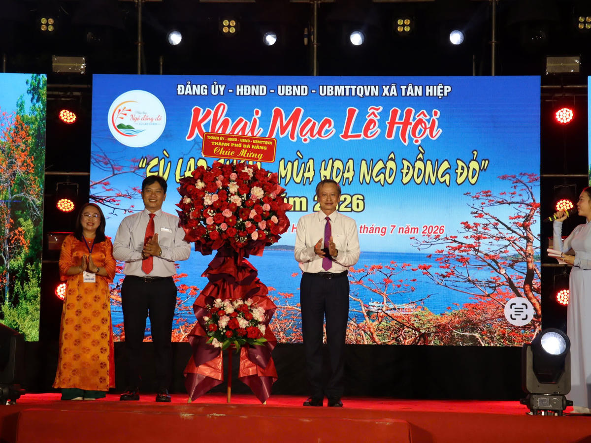 Lãnh đạo TP Đà Nẵng tặng hoa chúc mừng lễ hội. Ảnh: CD.