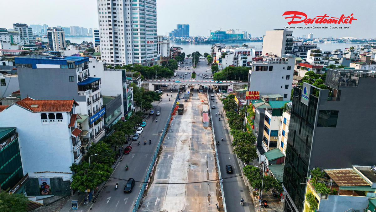 Sau khi công trường được thiết lập, mặt đường Văn Cao bị thu hẹp đáng kể. Hướng từ Văn Cao đi Nguyễn Chí Thanh còn khoảng 3 làn xe lưu thông, trong khi chiều từ Nguyễn Chí Thanh đi Hồ Tây còn khoảng 2 làn xe.