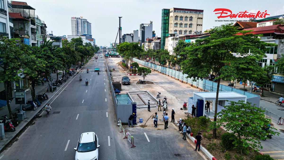 Theo phương án được phê duyệt, phạm vi rào chắn có bề rộng từ 20-40m. Bên trong công trường, đơn vị thi công đang triển khai nhiều hạng mục, tập kết vật tư, huy động máy móc và thiết bị chuyên dụng để phục vụ thi công phần ngầm của nhà ga.