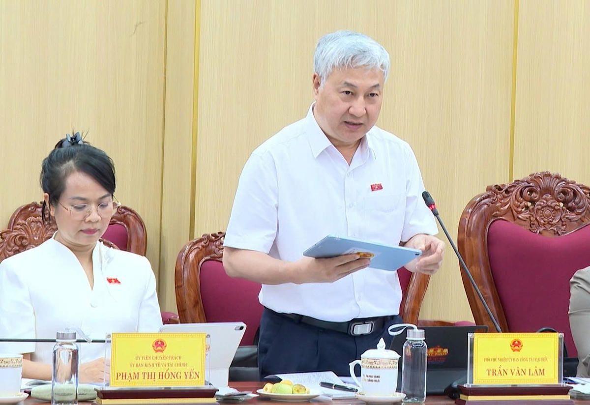 Đại diện Đoàn công tác của Quốc hội trao đổi về công tác quyết toán ngân sách, kế toán và kiểm toán tại Quảng Ngãi. Ảnh: BT.