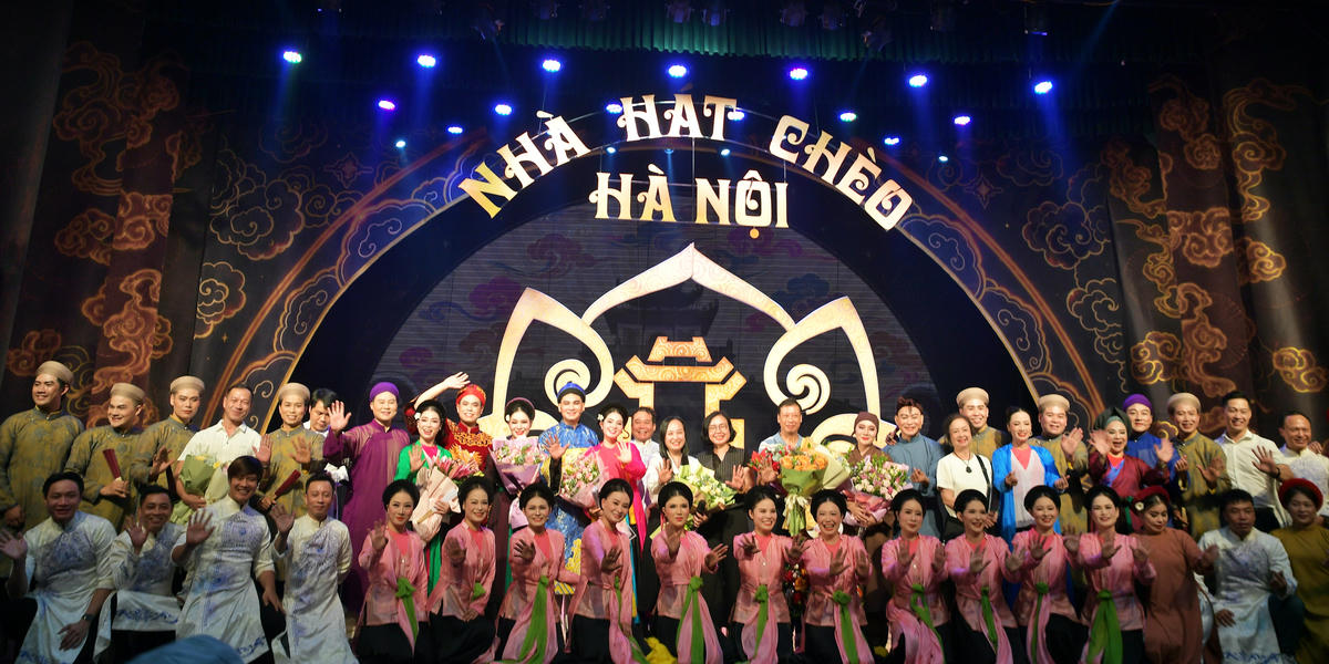 Các nghệ sĩ Nhà hát Chèo Hà Nội giao lưu, tương tác với khán giả ngay trong chương trình, góp phần đưa nghệ thuật chèo đến gần hơn với công chúng, đặc biệt là giới trẻ và du khách quốc tế.