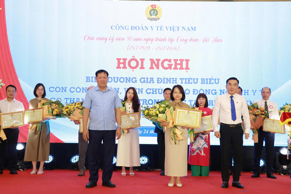 Biểu dương gia đình công nhân, viên chức, lao động tiêu biểu và con CCVCLĐ ngành Y tế có thành tích cao trong học tập, rèn luyện: PV