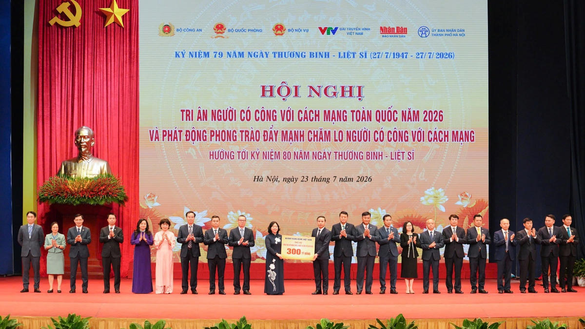 Thống đốc NHNN Việt Nam Phạm Đức Ấn cùng đại diện các ngân hàng thương mại, trong đó có ông Bùi Thái Hà - Phó Chủ tịch HĐQT LPBank (thứ năm từ phải sang), trao biểu trưng hưởng ứng phong trào với tổng kinh phí 300 tỷ đồng