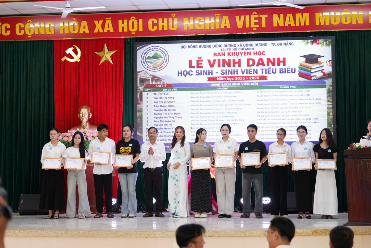 Lãnh đạo xã Đồng Dương cùng Hội đồng hương địa phương khen thưởng các em sinh viên có thành tích học tập tốt trong năm học 2025-2026. Ảnh: CĐ.