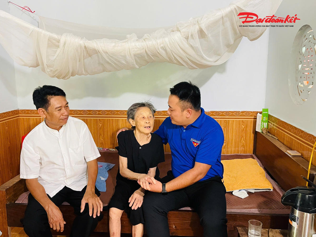 Chương trình góp phần lan tỏa đạo lý “Uống nước nhớ nguồn”, “Đền ơn đáp nghĩa”, bồi đắp truyền thống yêu nước, giáo dục thế hệ trẻ về lòng biết ơn đối với những người đã cống hiến, hy sinh vì độc lập, tự do của Tổ quốc. Ảnh: TH