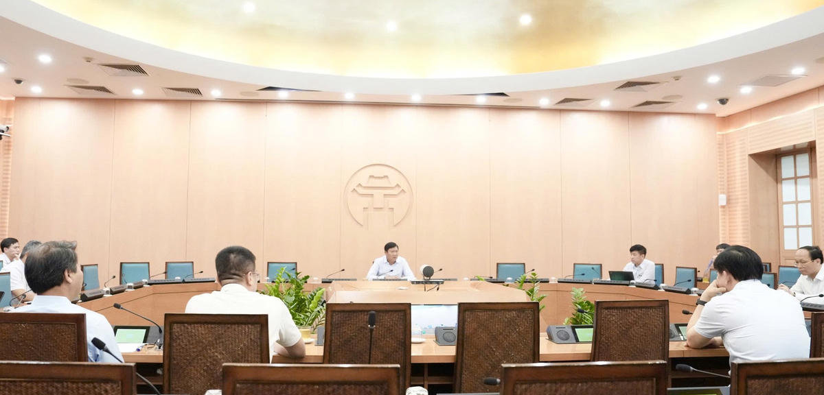 Phó Chủ tịch UBND TP Hà Nội Đỗ Anh Tuấn chủ trì cuộc họp.