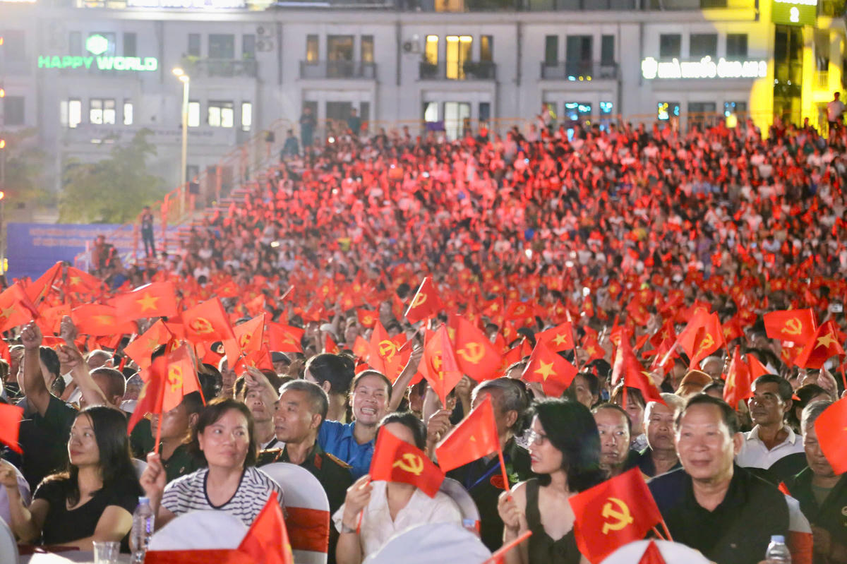Đông đảo đại biểu, nhân dân và du khách theo dõi chương trình. Ảnh: Thanh Tùng