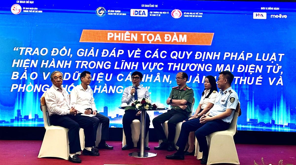 Các diễn giả nói về những điểm cần lưu ý để thuận lợi hơn trong kinh doanh trên môi trường số. Ảnh: S.X 