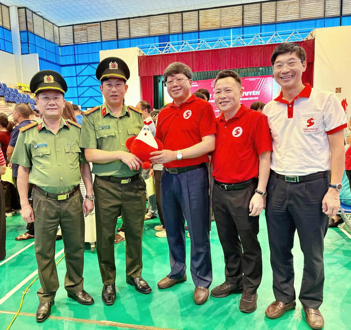 Ông Hà Trung Kiên, Phó Chủ tịch Thường trực Ủy ban MTTQ Việt Nam tỉnh Tuyên Quang trao quà lưu niệm cho các đơn vị tham gia Chương trình. Ảnh: MTTQ.