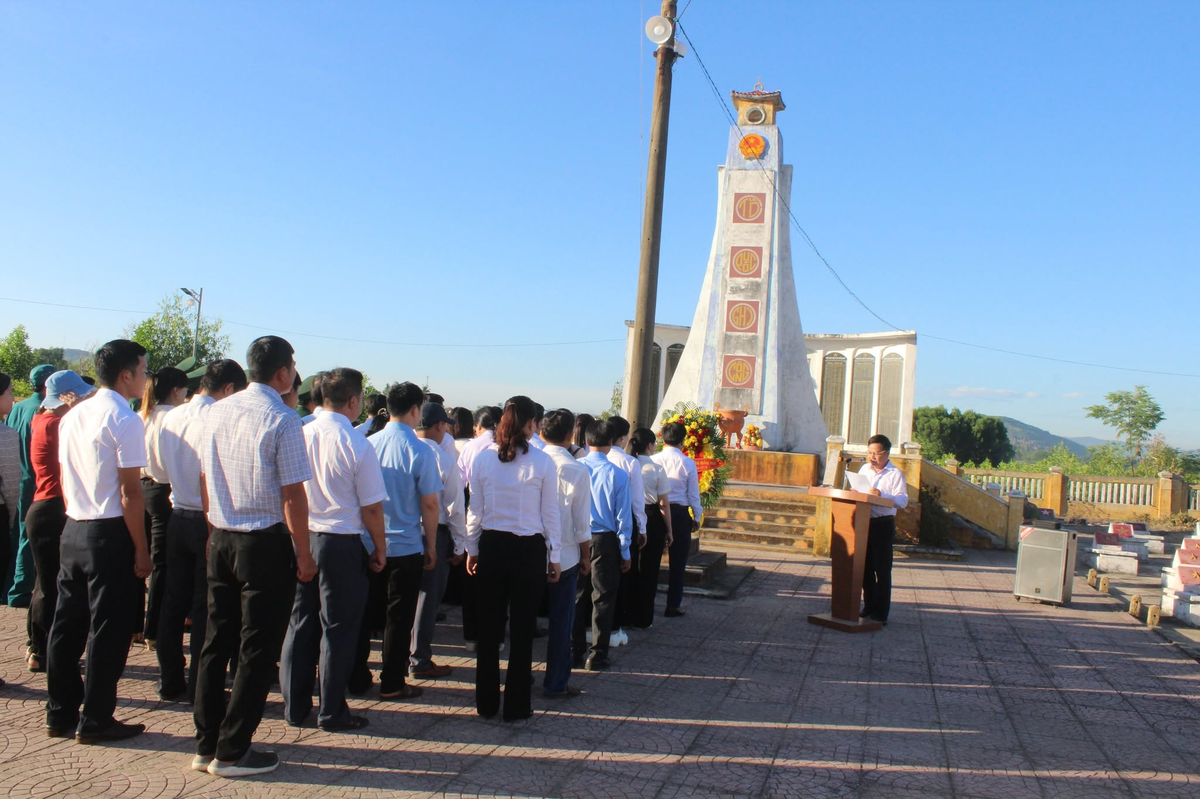 Lễ dâng hương tri ân các anh hùng liệt sĩ được Ủy ban MTTQ Việt Nam tỉnh Quảng Ngãi tổ chức nhân kỷ niệm 79 năm Ngày Thương binh - Liệt sĩ. Ảnh: BT.