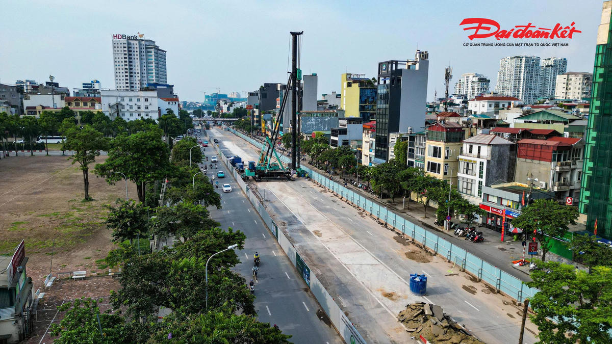 Khu vực rào chắn có chiều dài khoảng 476m, bố trí trước khu vực sân vận động Quần Ngựa, chiếm dải phân cách giữa và một phần lòng đường Văn Cao để phục vụ thi công nhà ga. Đây là bước chuyển sang giai đoạn xây dựng chính thức sau thời gian rào chắn tạm và vận hành thử nhằm đánh giá tác động đến giao thông.