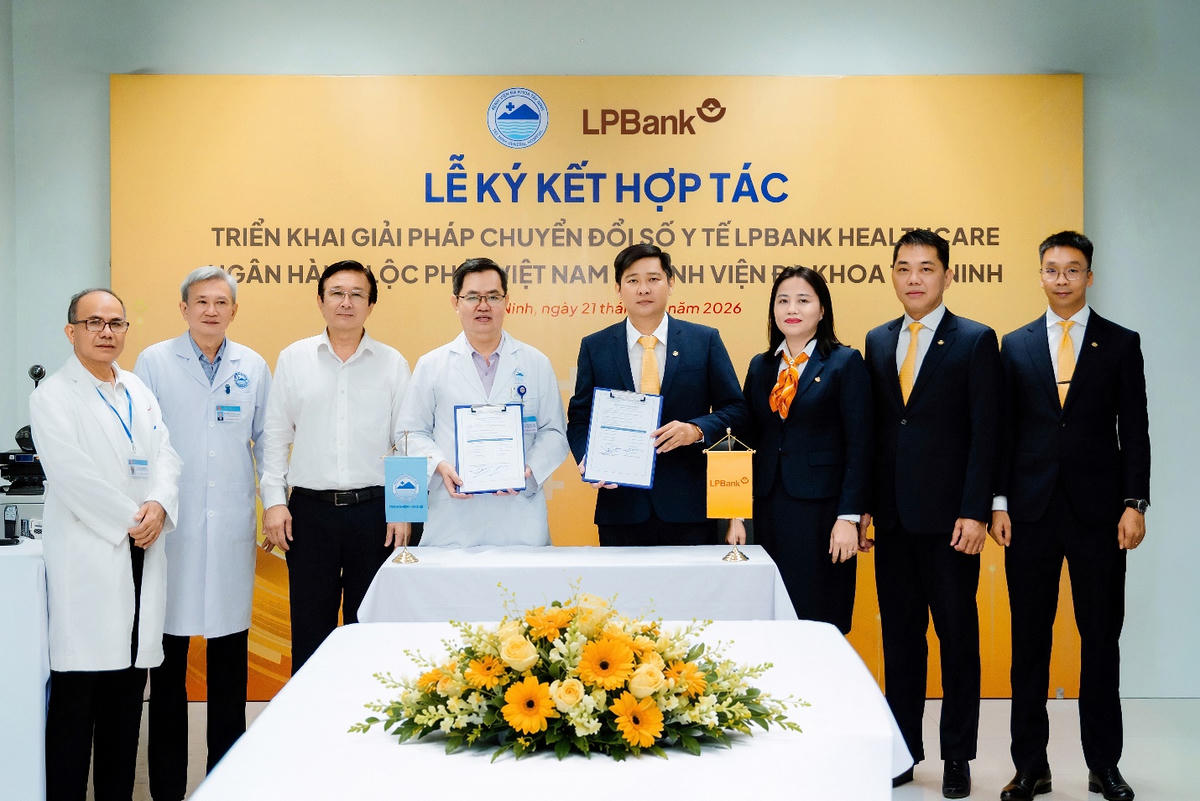 Bệnh viện Đa khoa Tây Ninh và LPBank ký kết biên bản bàn giao hệ thống Kiosk y tế thông minh