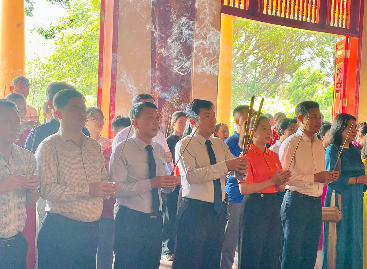 Đoàn dâng hương tại Di tích quốc gia Văn miếu Trấn Biên. Ảnh: B.H