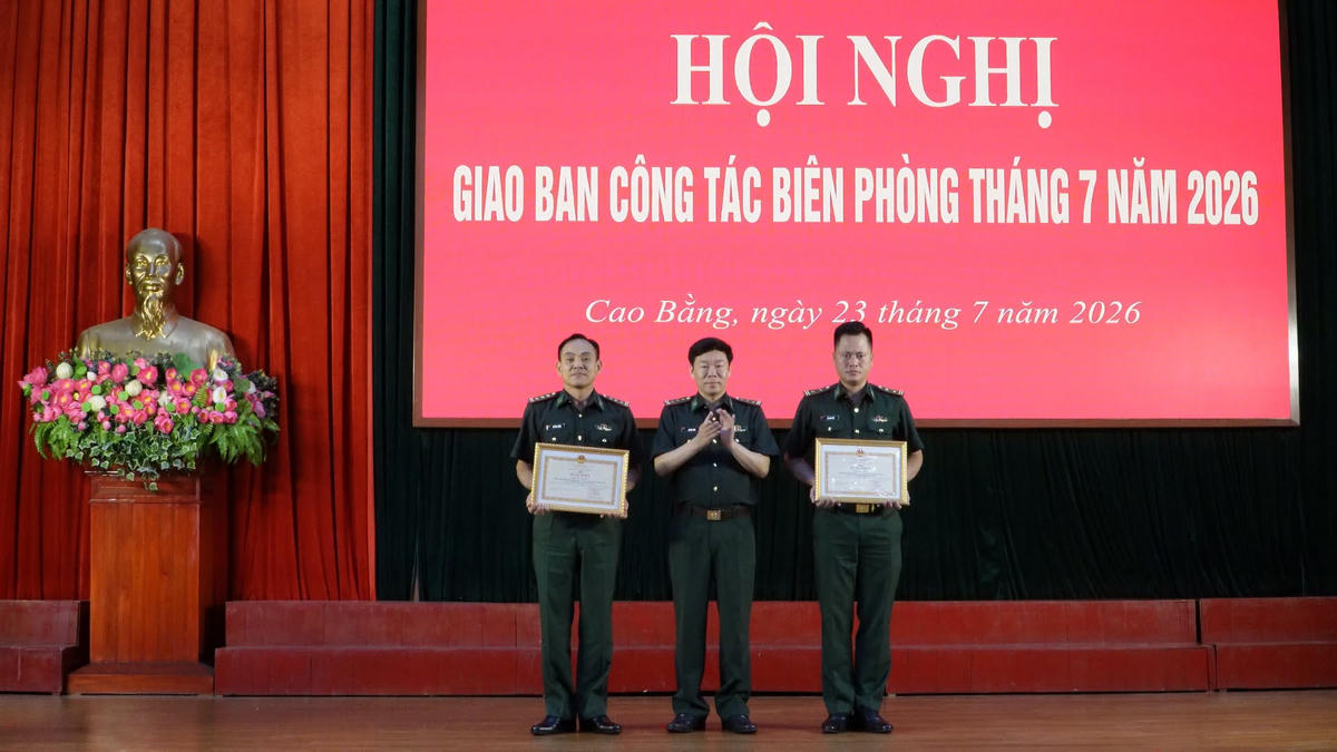 Thượng tá Tạ Văn Tuân - Chỉ huy trưởng BĐBP tỉnh Cao Bằng trao Bằng khen của Bộ trưởng Bộ Quốc phòng cho Đồn trưởng Đồn biên phòng cửa khẩu Lý Vạn và Đồn trưởng Đồn biên phòng Đàm Thủy.