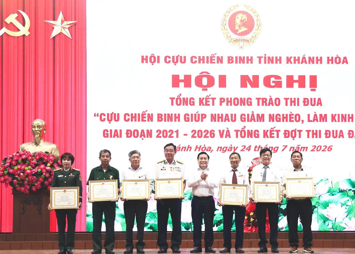 Ông Lâm Đông, Phó Bí thư Tỉnh ủy, Chủ tịch HĐND tỉnh Khánh Hòa trao bằng khen của UBND tỉnh cho các cá nhân có thành tích xuất sắc.