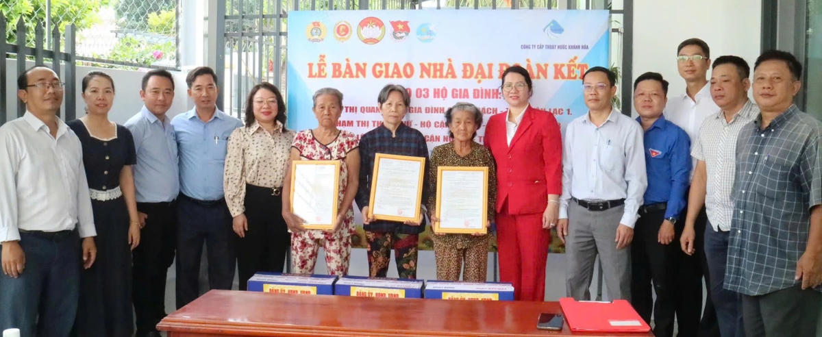 Ủy ban MTTQ Việt Nam phường Tây Nha Trang cùng đơn vị tài trợ trao quyết định bàn giao nhà đại đoàn kết cho 3 gia đình, phường Tây Nha Trang.