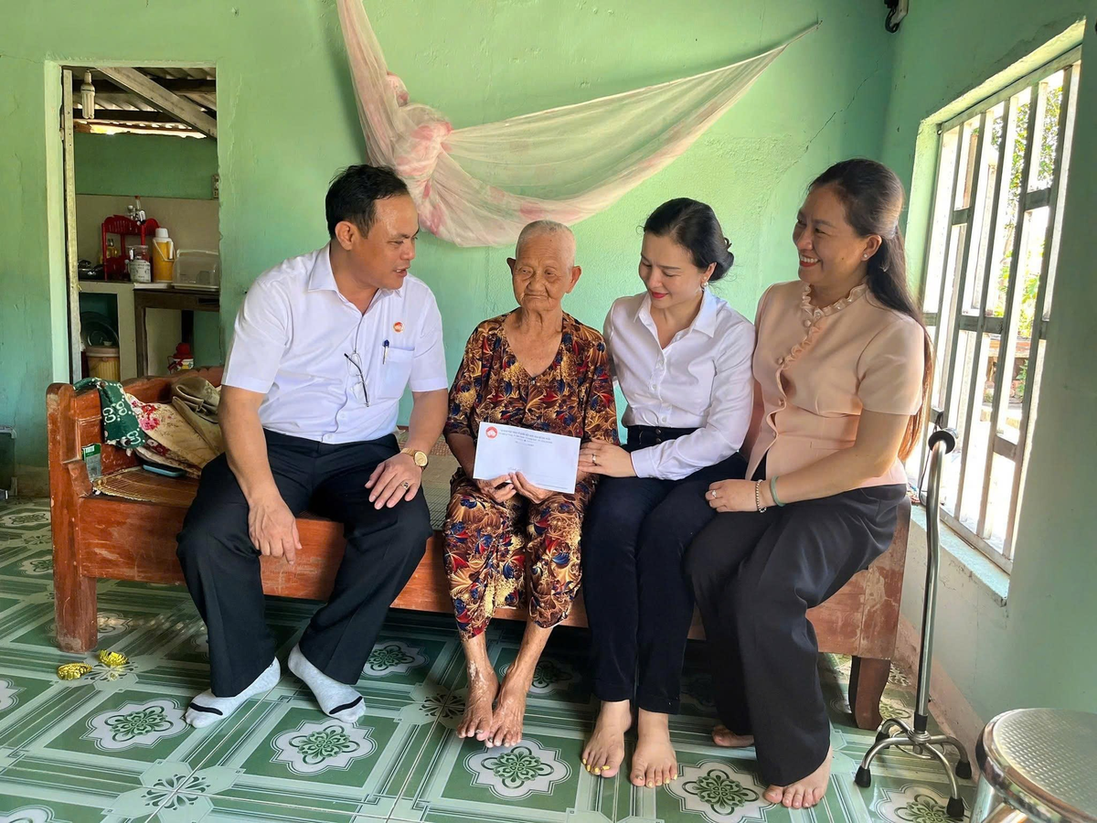 Ông Hồ Ngọc Thịnh, Phó Chủ tịch Ủy ban MTTQ Việt Nam tỉnh Quảng Ngãi ân cần hỏi thăm sức khỏe người có công trên địa bàn. Ảnh: BT.