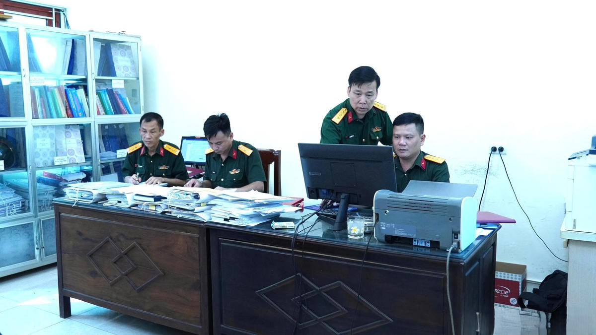 Cán bộ, nhân viên Ban Chính sách, Phòng Chính trị, Bộ Chỉ huy quân sự tỉnh Lào Cai đang phân tích, đánh giá các dữ liệu lịch sử. Ảnh: Tuấn Trung.