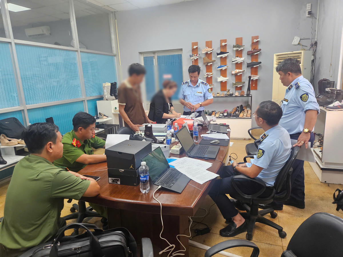 Đoàn kiểm tra làm việc tại Doanh nghiệp. Ảnh: Cục Quản lý và Phát triển thị trường trong nước.