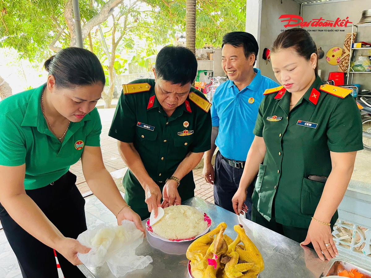 Đại diện lãnh đạo Ban chỉ huy quân sự, MTTQ và các đoàn thể làm cỗ cúng lễ anh linh liệt sĩ là chồng và con trai của Mẹ. Ảnh: TH
