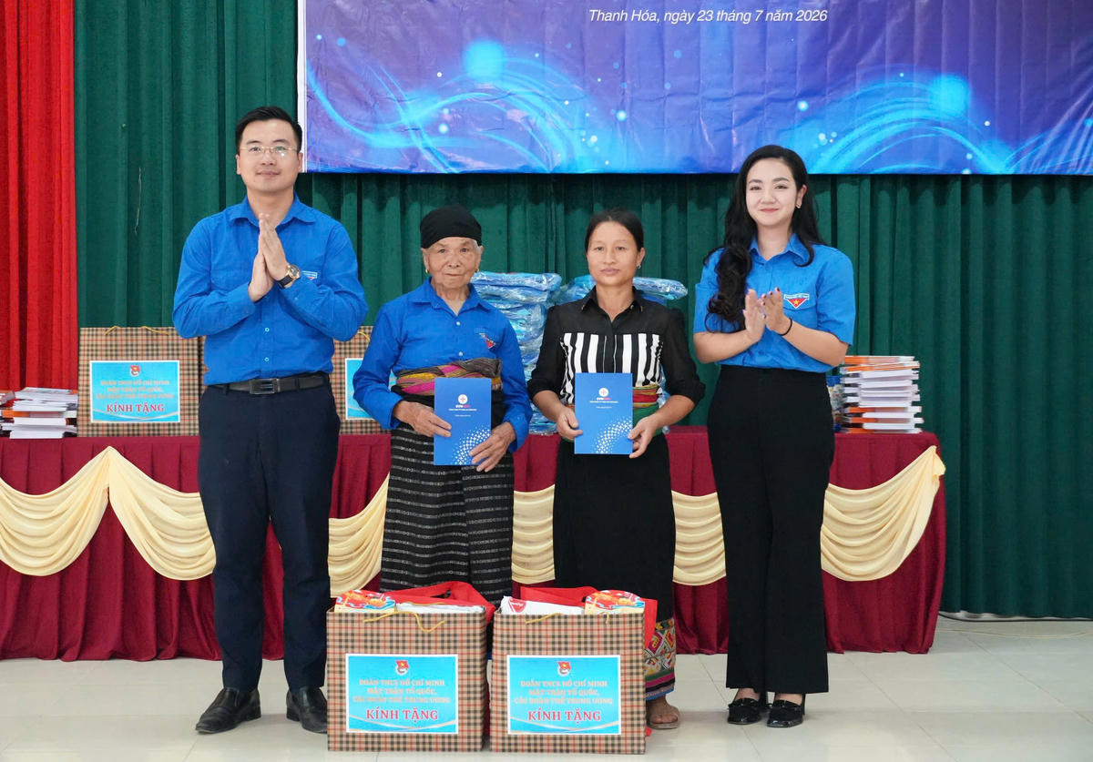 Bí thư Đoàn TNCS Hồ Chí Minh MTTQ, các đoàn thể Trung ương Nguyễn Nhất Linh trao quà cho các hộ gia đình.