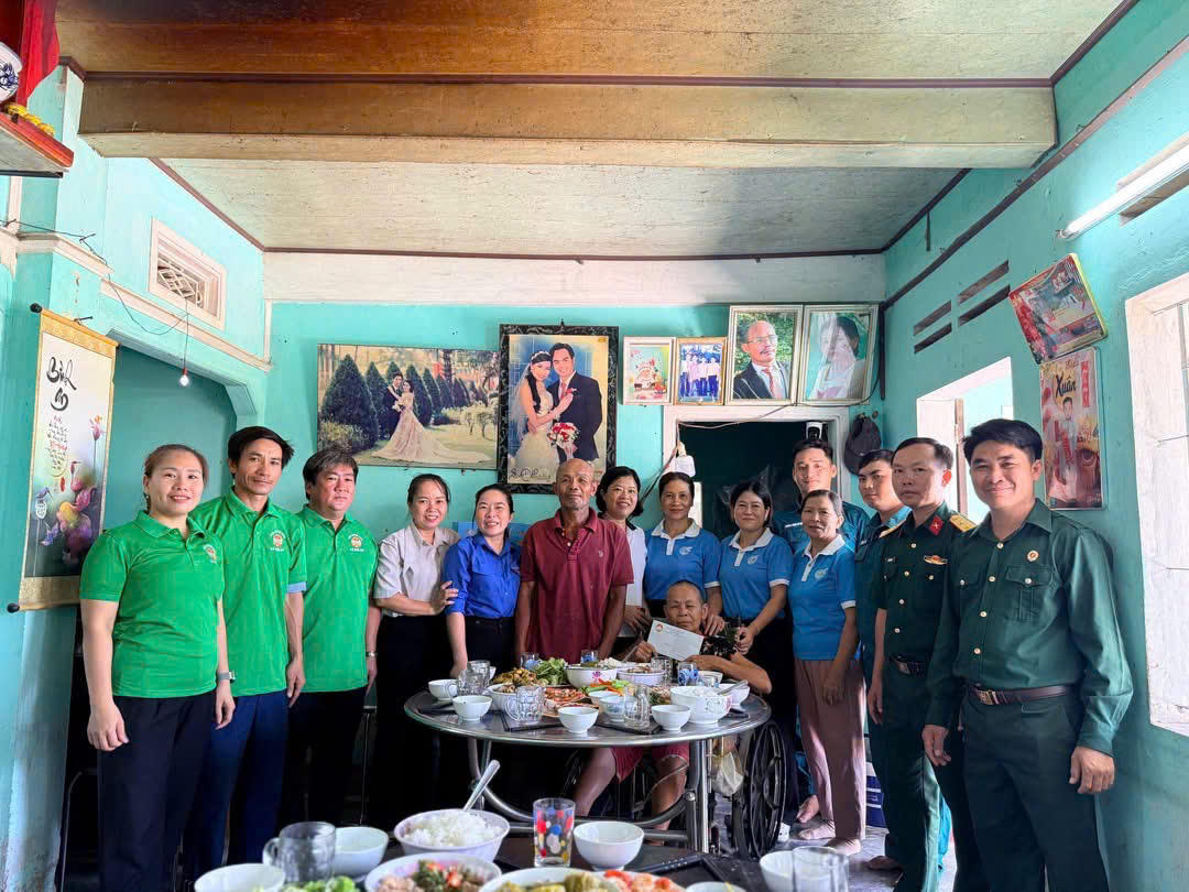 Chính quyền xã Phú Mỹ tổ chức bữa cơm tri ân. Ảnh: ĐS.