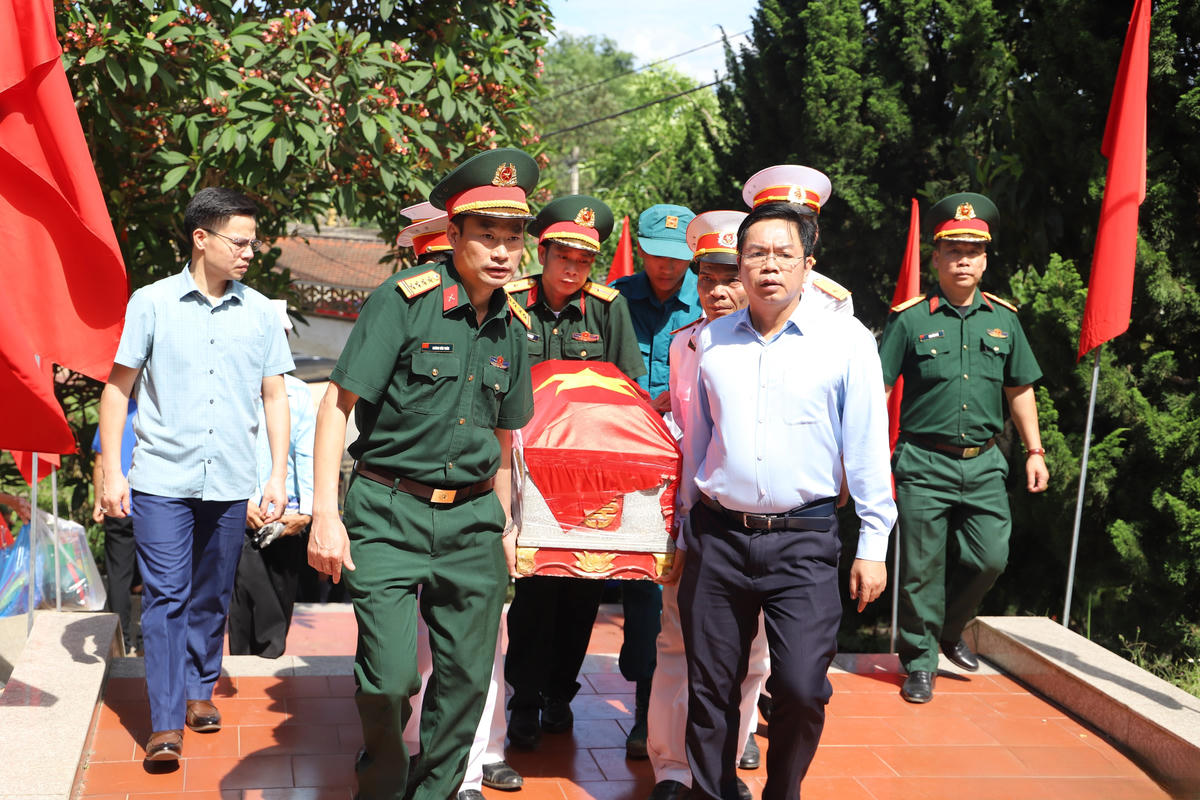Mộ liệt sĩ được tìm thấy và tiến hành quy tập về nghĩa trang. Ảnh: Tuấn Trung.