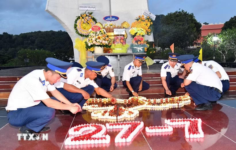 Cán bộ, chiến sỹ Bộ Tư lệnh Vùng Cảnh sát biển 4 thắp nến tri ân tại nghĩa trang Liệt sỹ Phú Quốc. (Ảnh: TTXVN phát).
