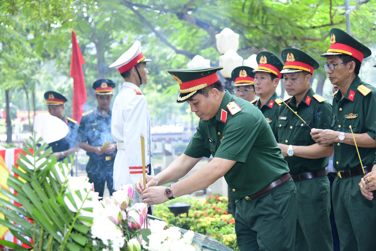 Dâng hoa, dâng hương tưởng nhớ các anh hùng liệt sĩ tại Đặc khu Côn Đảo