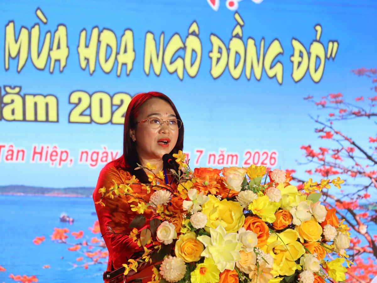 Chủ tịch UBND xã Tân Hiệp Phạm Thị Mỹ Hương phát biểu khai mạc lễ hội. Ảnh: CD.