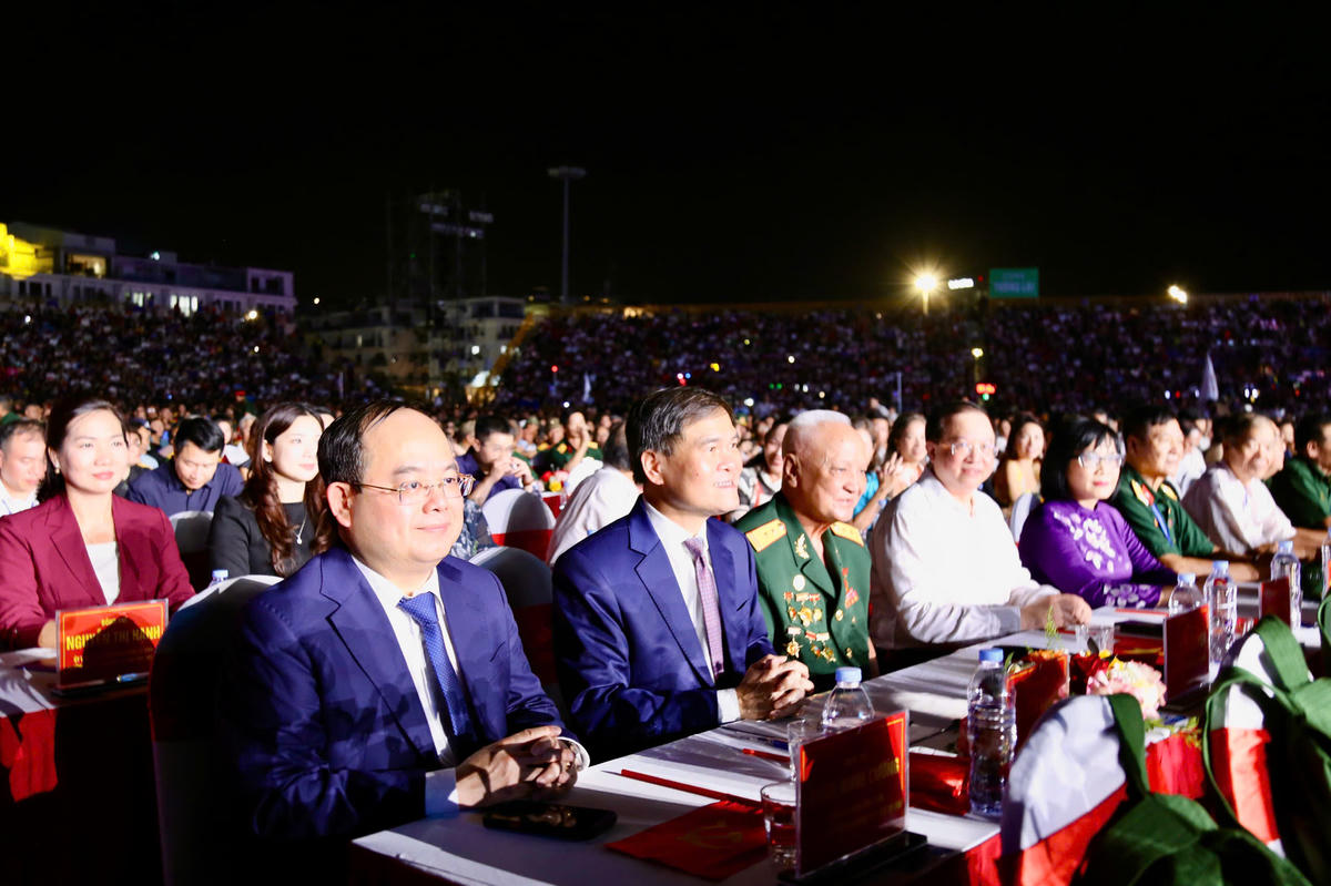 Phó Thủ tướng Phạm Thị Thanh Trà dự chương trình nghệ thuật đặc biệt “Mãi mãi tuổi 20” 