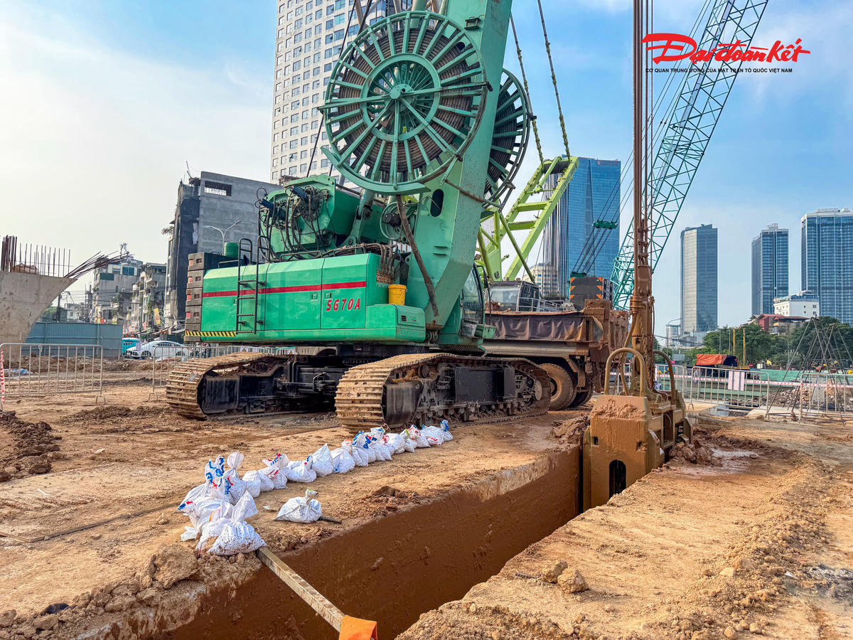 Để thi công tường vây, nhà thầu sử dụng máy đào tường vây thủy lực chuyên dụng kết hợp hệ thống xử lý dung dịch bentonite nhằm giữ ổn định thành vách trong suốt quá trình đào.
