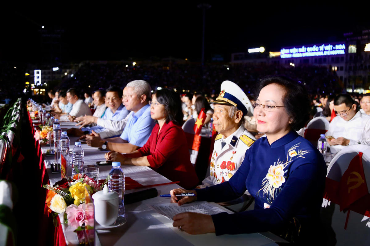Phó Thủ tướng Phạm Thị Thanh Trà dự chương trình nghệ thuật đặc biệt “Mãi mãi tuổi 20” 