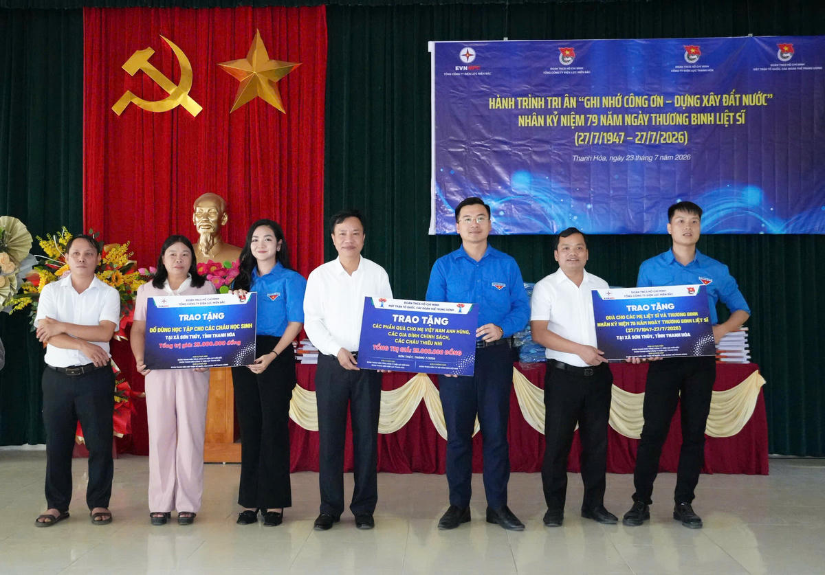 Các đại biểu trao quà cho các hộ gia đình khó khăn, gia đình chính sách, người có công với cách mạng và các em thiếu nhi.