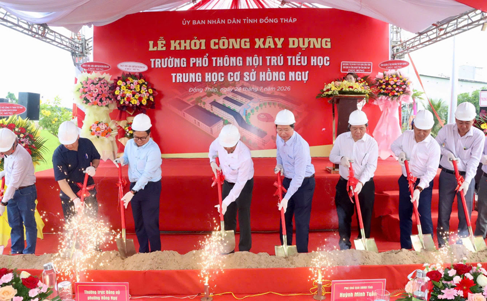 Các đại biểu thực hiện nghi thức lễ khởi công. (Ảnh: Việt Tiến).