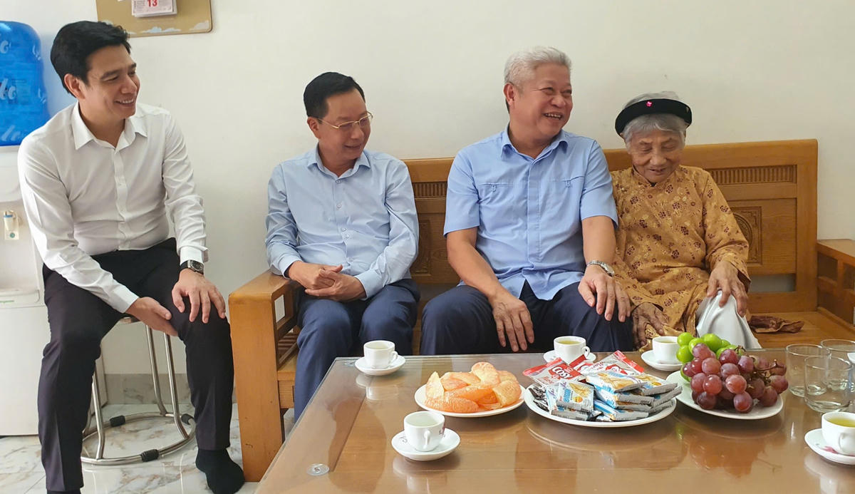 Thứ trưởng Bộ Nội vụ Nguyễn Mạnh Khương và Phó Chủ tịch UBND tỉnh Lê Văn Ánh hỏi thăm, trò chuyện với Mẹ Việt Nam Anh hùng Nguyễn Thị Thực (phường Cao Xanh).