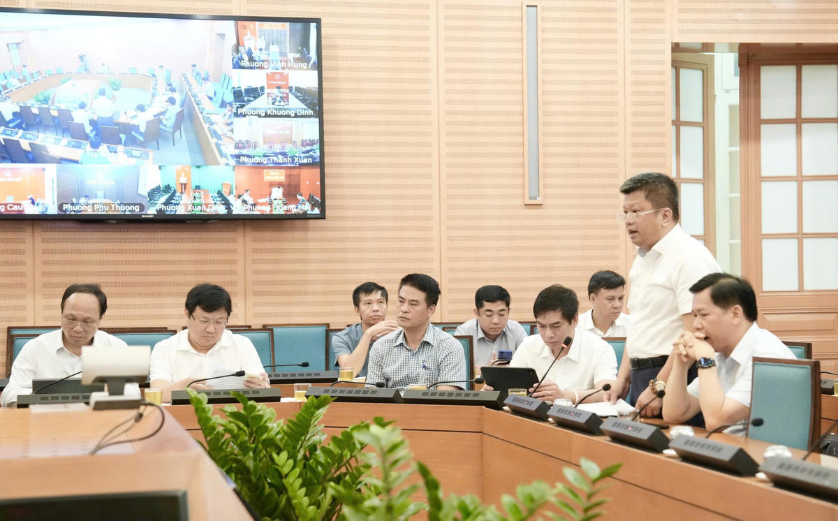 Ông Đỗ Việt Hải - Phó Giám đốc Sở Xây dựng Hà Nội báo cáo tại cuộc họp.